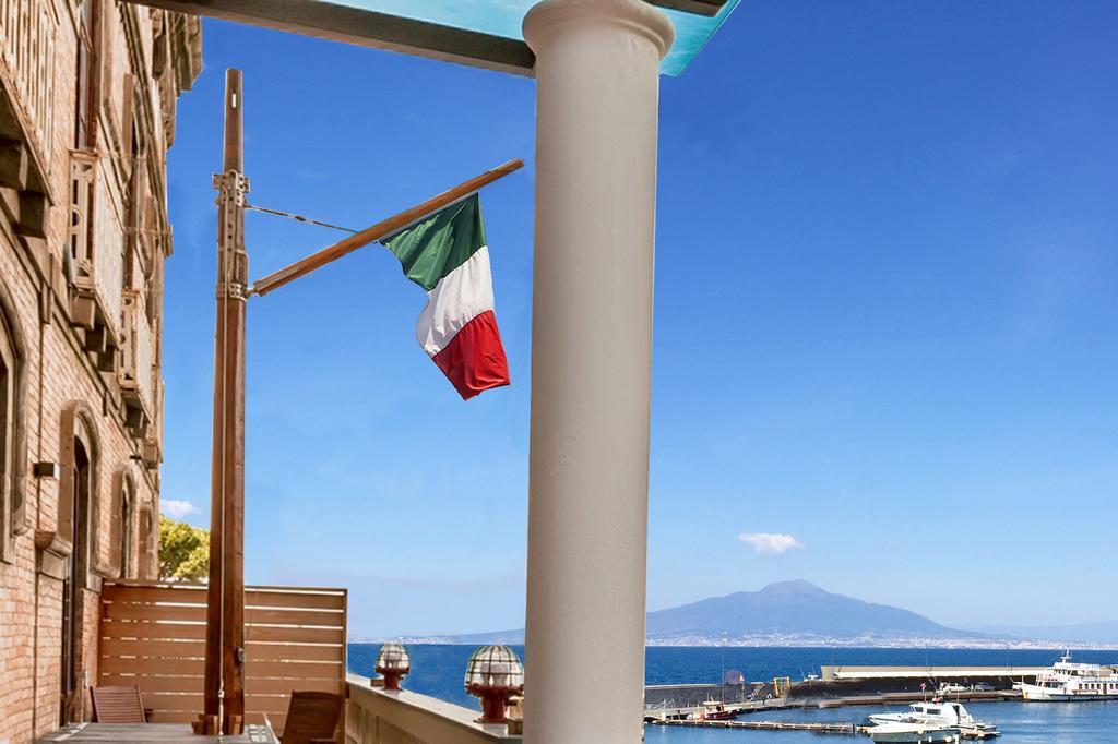 Yacht Club Capo Cervo Suites B&B Сорренто Экстерьер фото