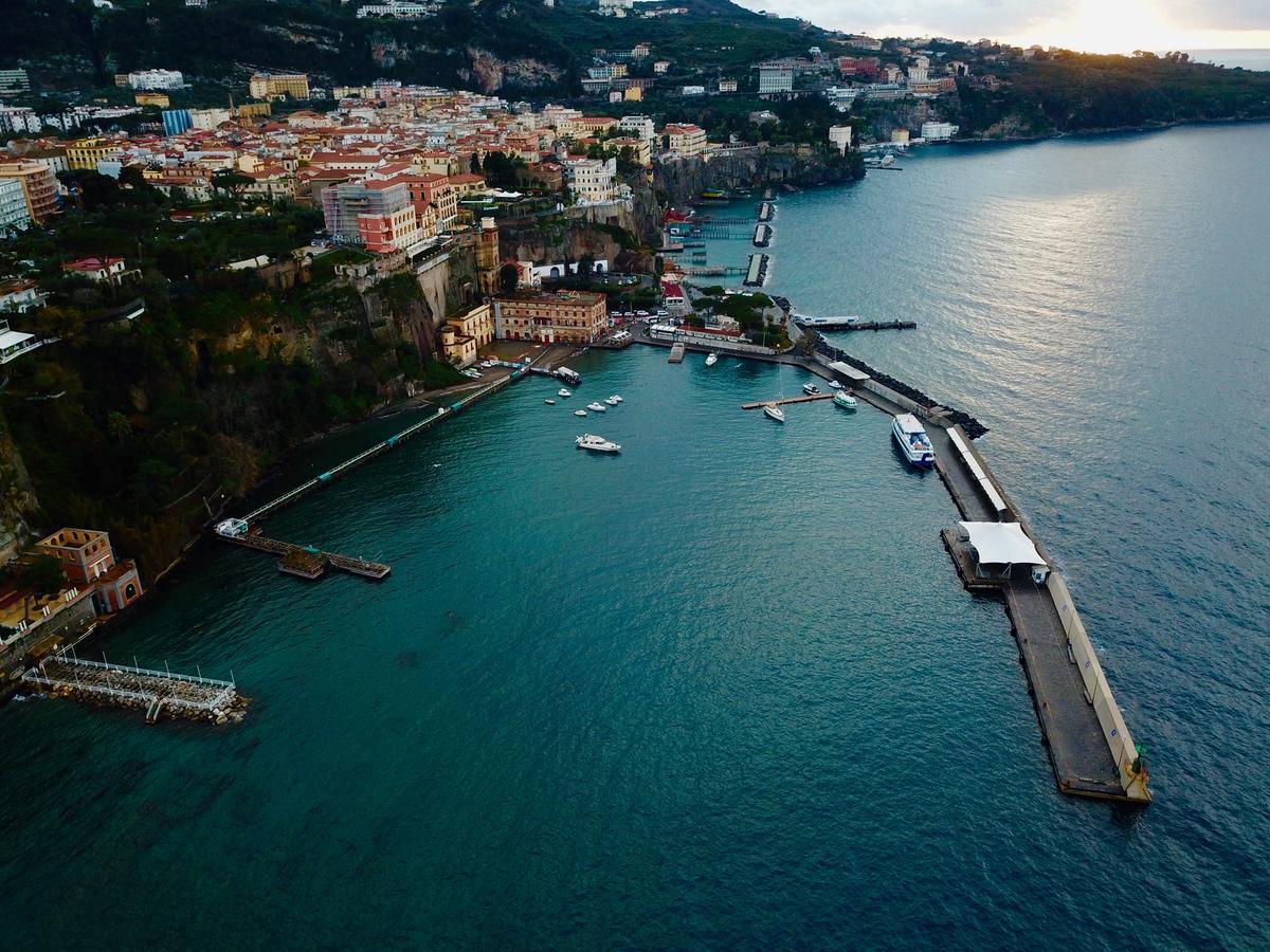 Yacht Club Capo Cervo Suites B&B Сорренто Экстерьер фото