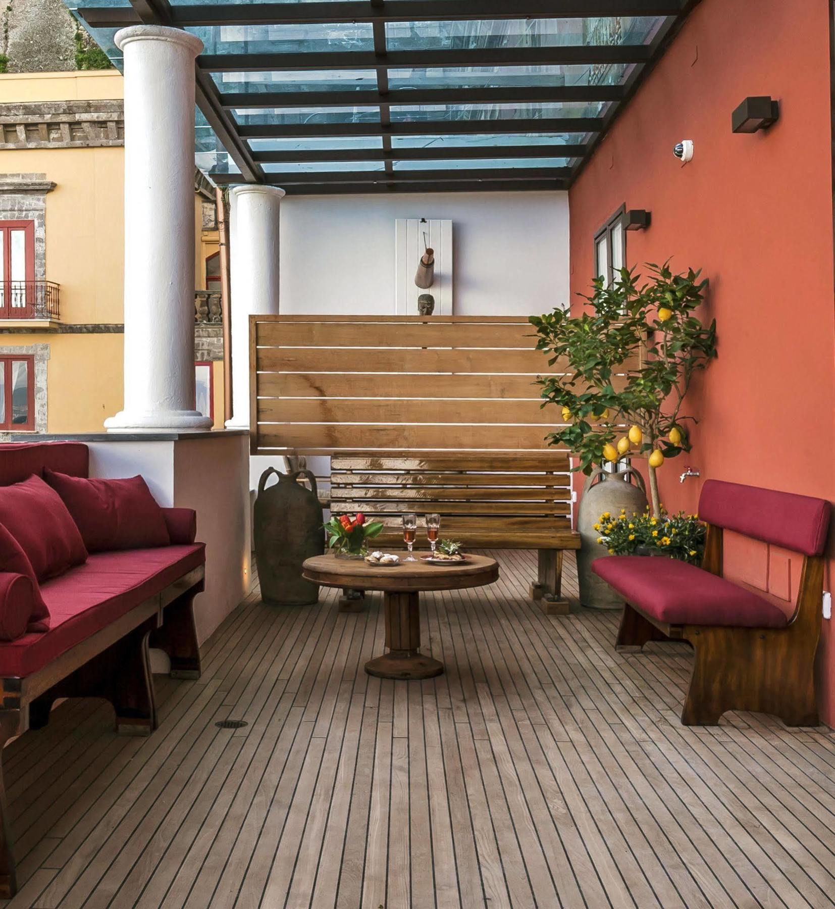 Yacht Club Capo Cervo Suites B&B Сорренто Экстерьер фото