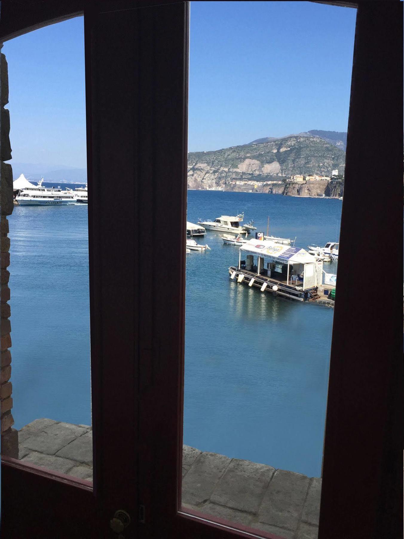 Yacht Club Capo Cervo Suites B&B Сорренто Экстерьер фото