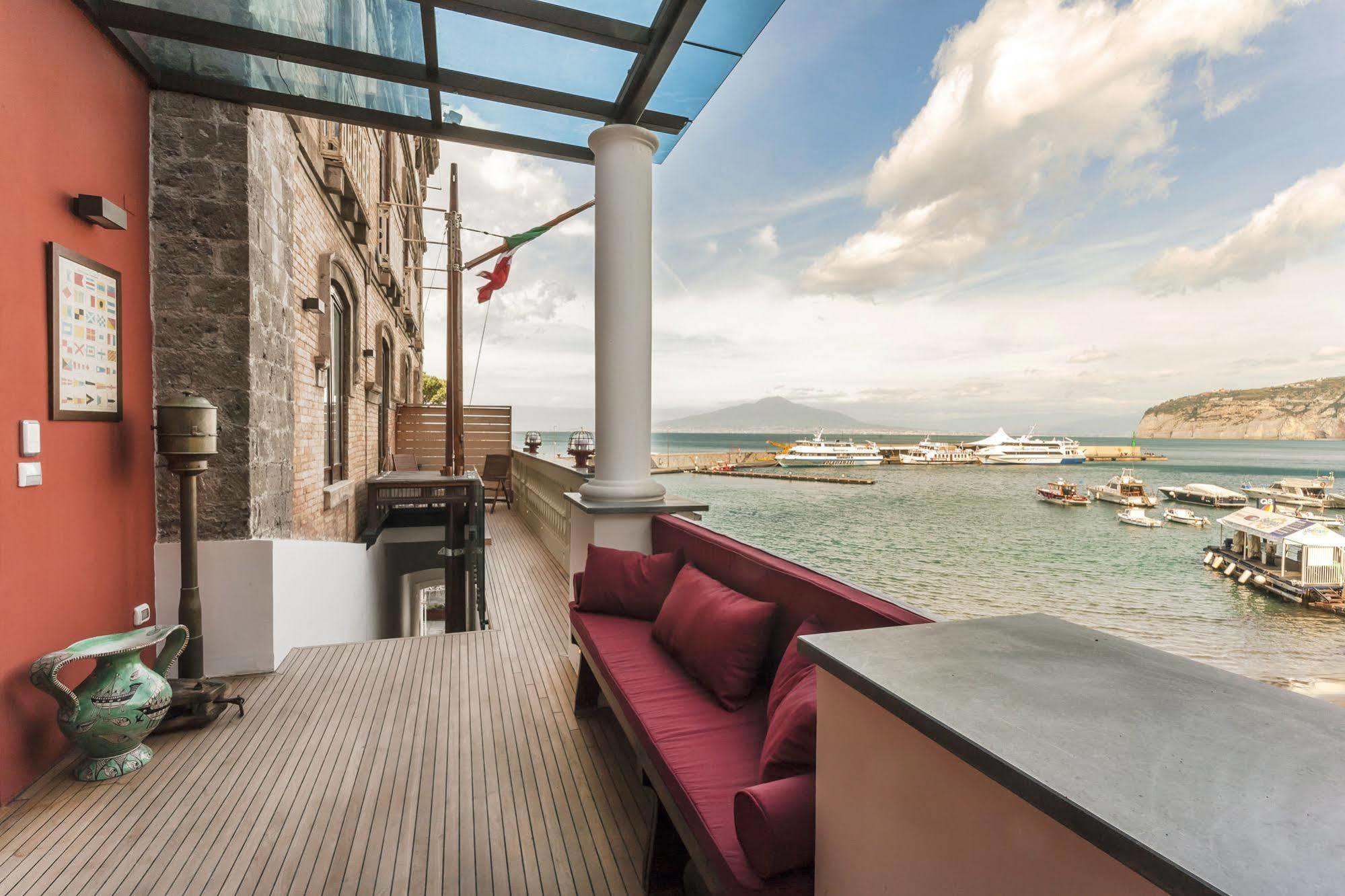 Yacht Club Capo Cervo Suites B&B Сорренто Экстерьер фото