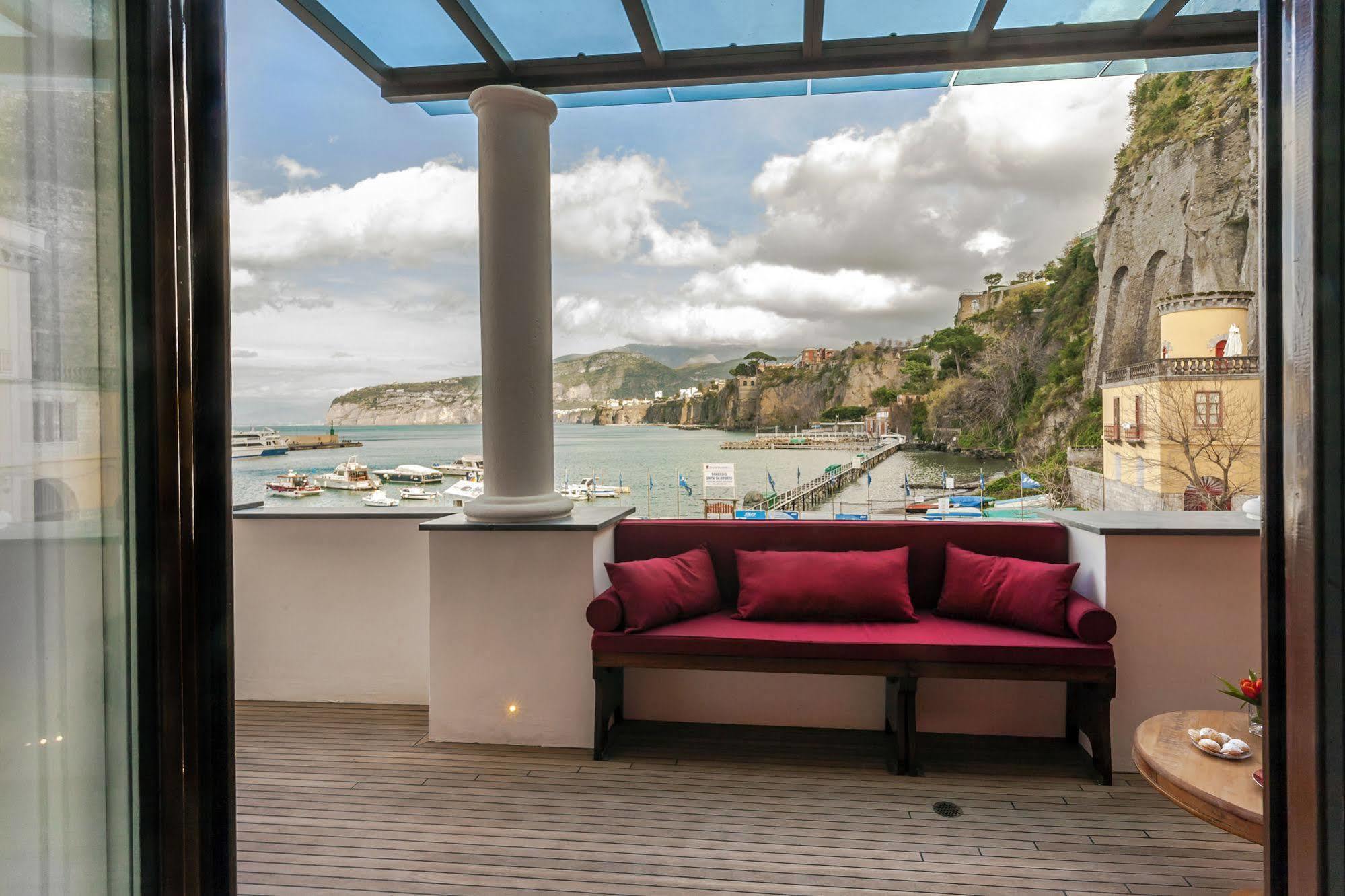 Yacht Club Capo Cervo Suites B&B Сорренто Экстерьер фото