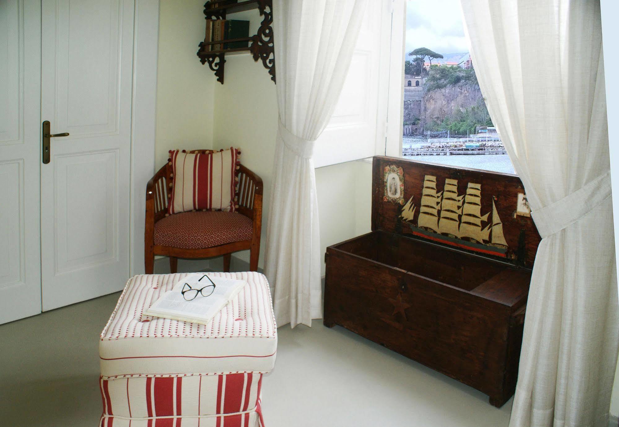 Yacht Club Capo Cervo Suites B&B Сорренто Экстерьер фото
