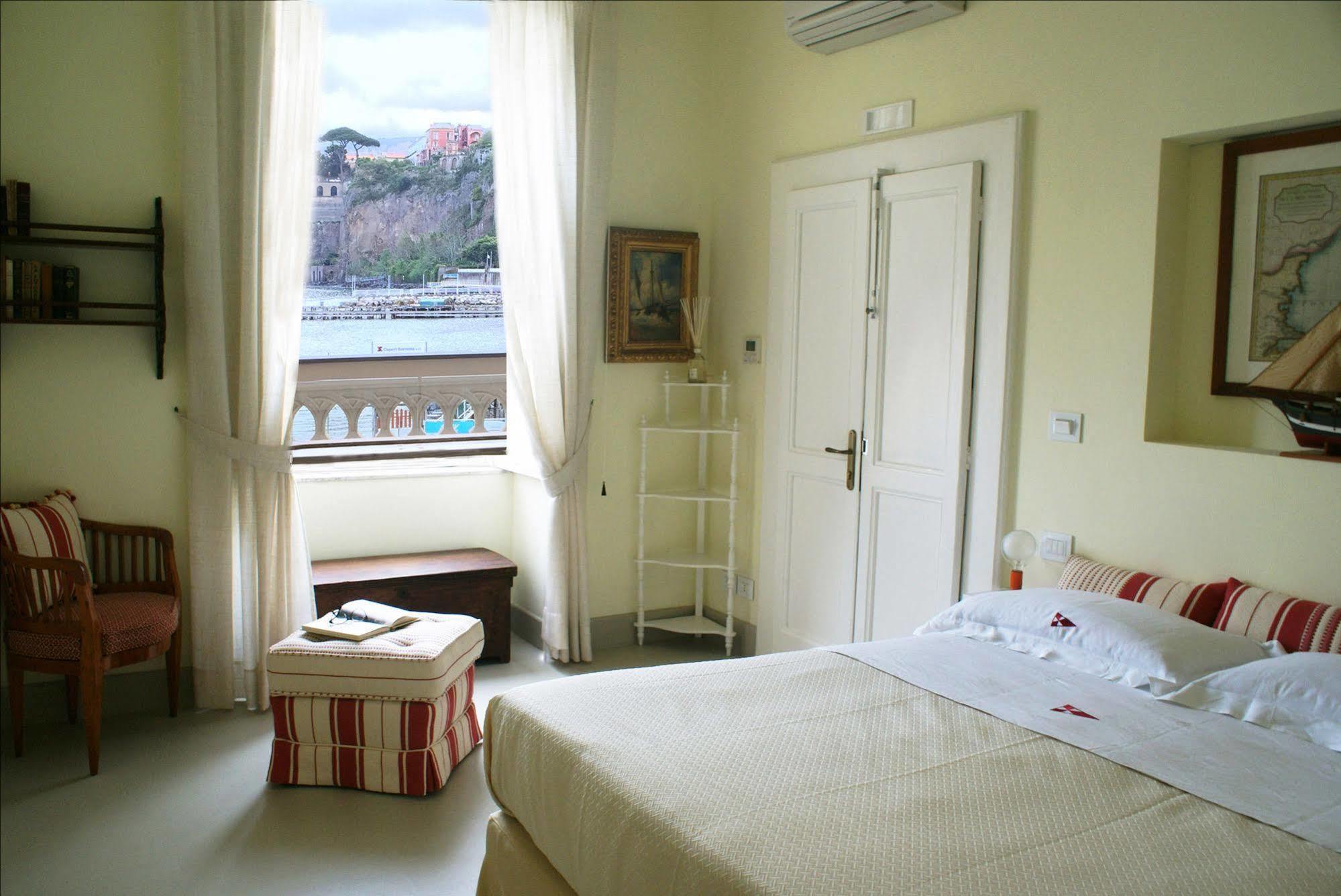Yacht Club Capo Cervo Suites B&B Сорренто Экстерьер фото