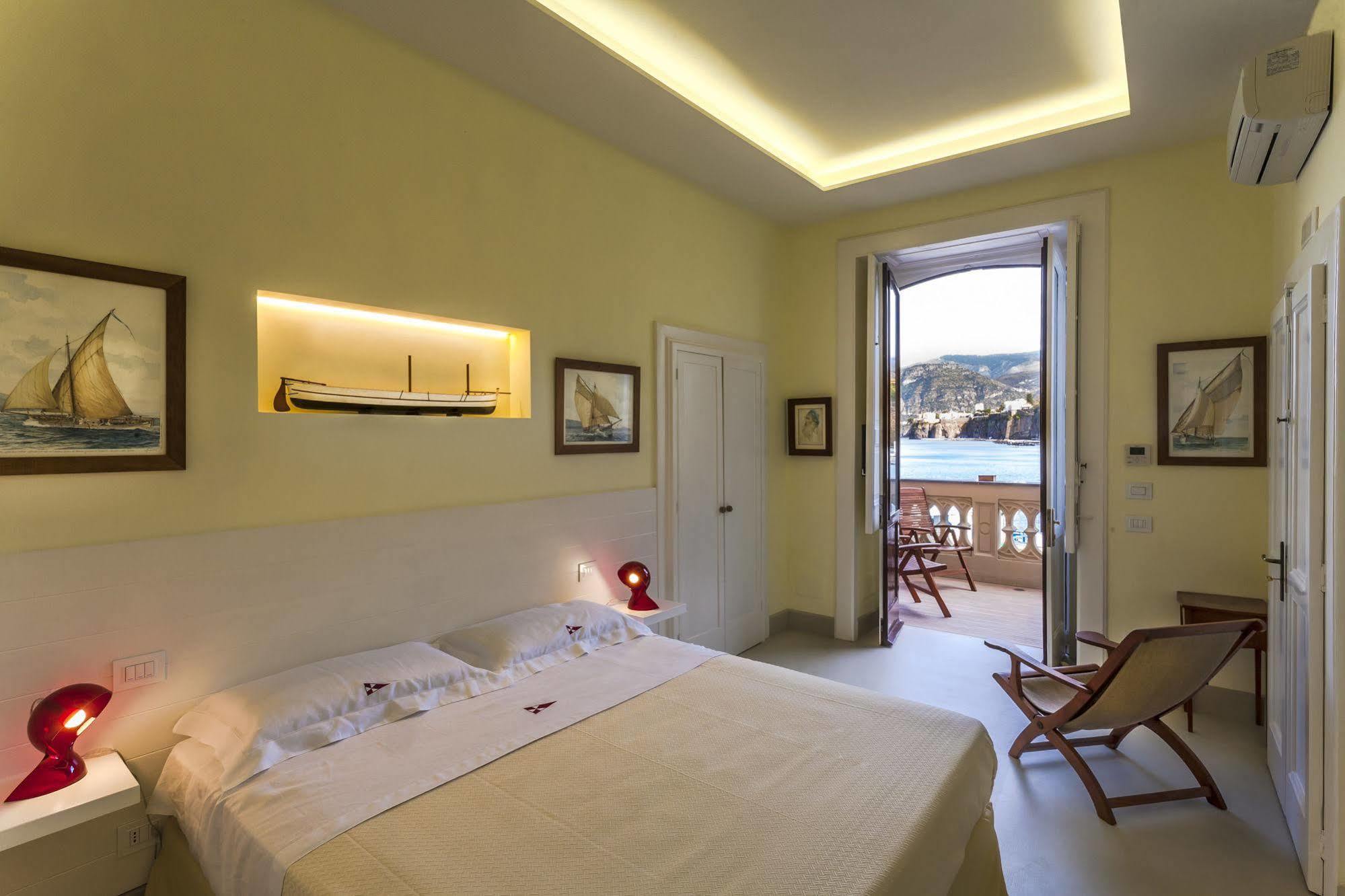 Yacht Club Capo Cervo Suites B&B Сорренто Экстерьер фото