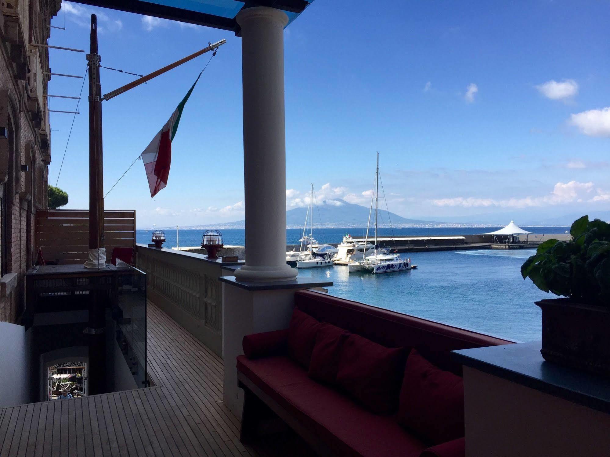 Yacht Club Capo Cervo Suites B&B Сорренто Экстерьер фото