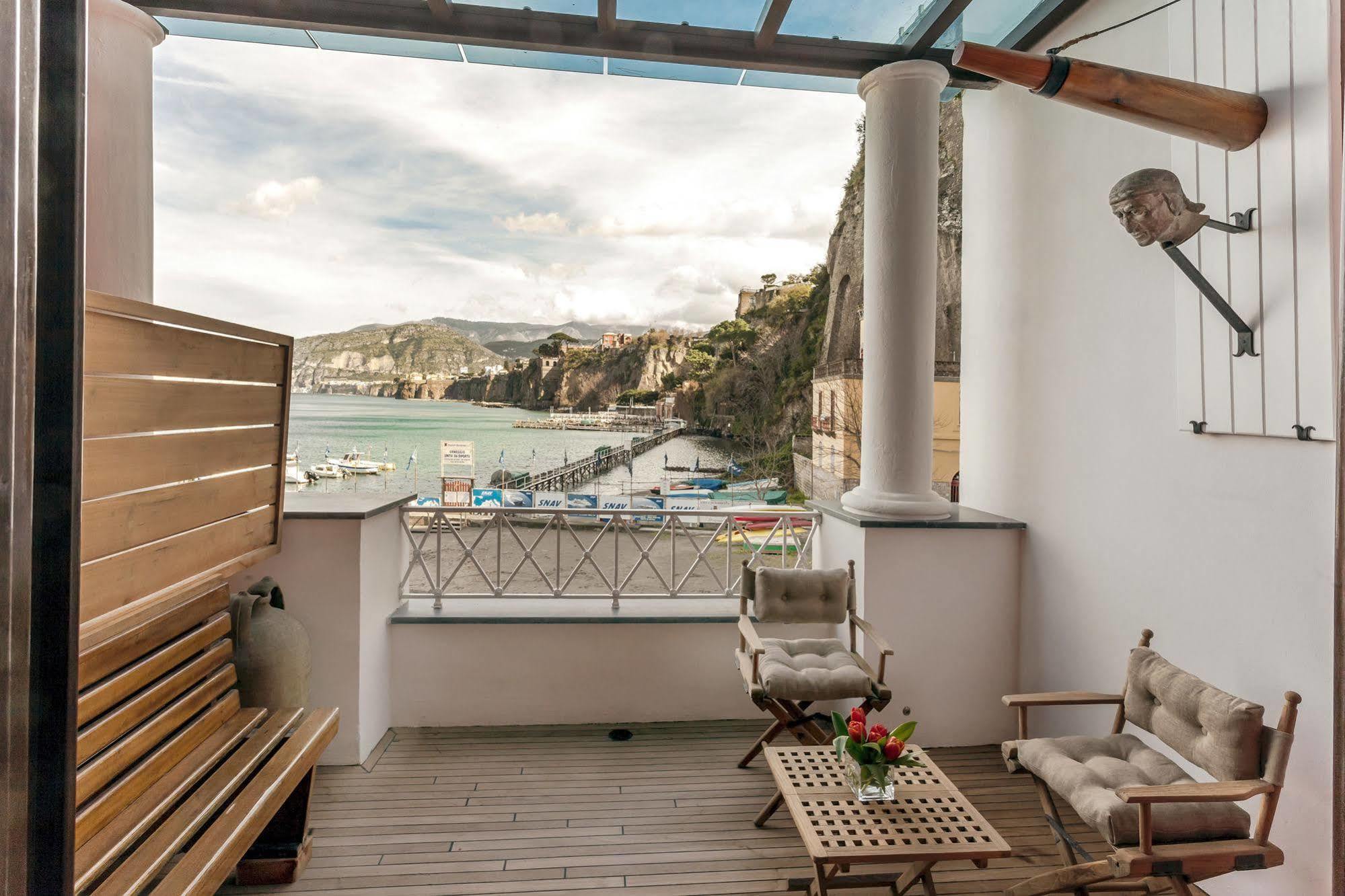 Yacht Club Capo Cervo Suites B&B Сорренто Экстерьер фото