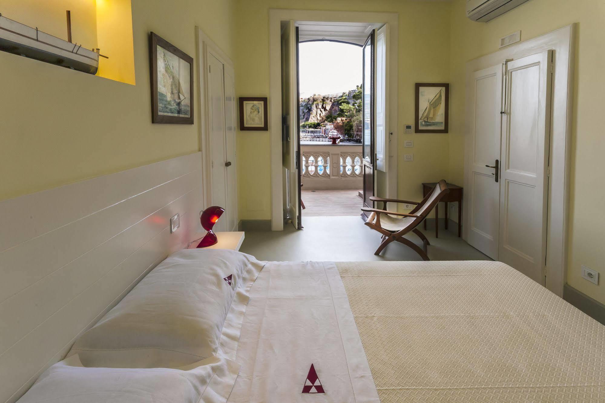 Yacht Club Capo Cervo Suites B&B Сорренто Экстерьер фото
