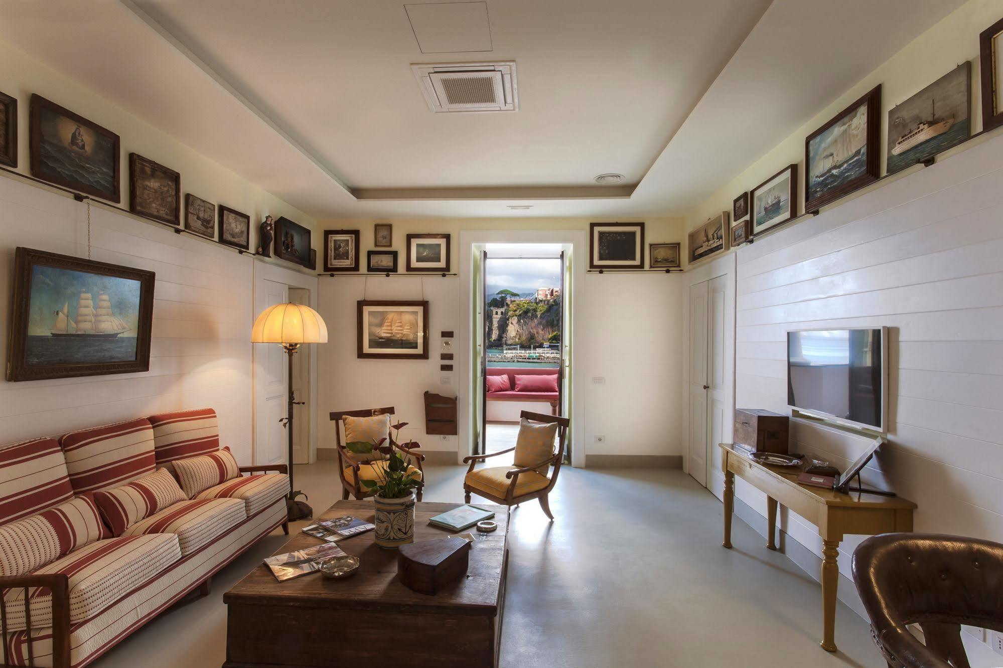 Yacht Club Capo Cervo Suites B&B Сорренто Экстерьер фото