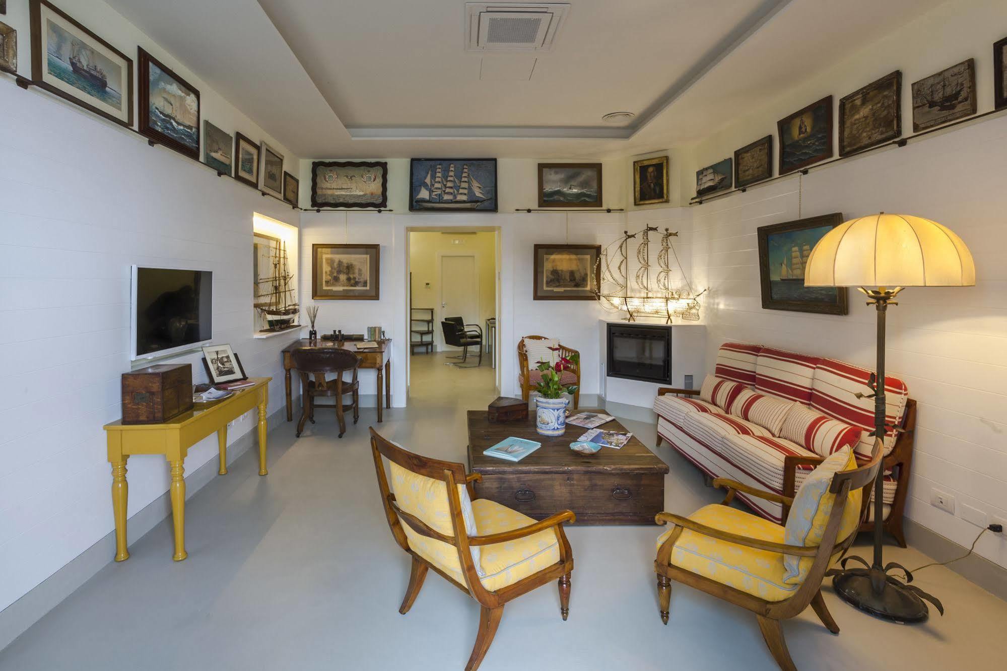 Yacht Club Capo Cervo Suites B&B Сорренто Экстерьер фото