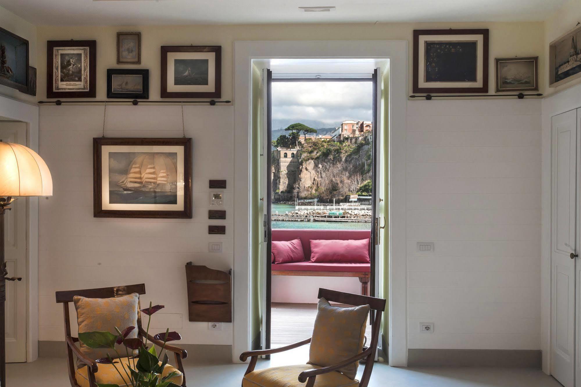 Yacht Club Capo Cervo Suites B&B Сорренто Экстерьер фото